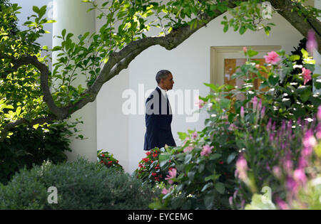 US-Präsident Barack Obama geht zurück auf das Oval Office, nachdem er ins Weiße Haus 16. Juli 2015 in Washington, DC Obama reiste nach Oklahoma zurück, einem Bundesgefängnis zu besuchen. Bildnachweis: Olivier Douliery/Pool über CNP/Dpa - NO-Draht-Dienst- Stockfoto