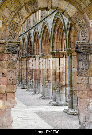 Westliche Tür und innen Jedburgh Augustiner-Abtei 1138 von König David, Scottish Borders gegründet. Stockfoto