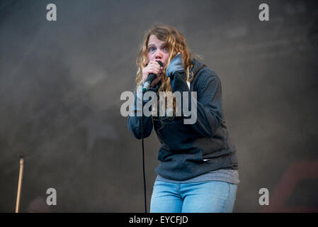 Sheffield, UK. 25. Juli 2015.  Kate Tempest führt live auf der Hauptbühne am Sheffield Straßenbahnlinien Festival 25.07.2015 Credit: Gary Mather/Alamy Live News Stockfoto