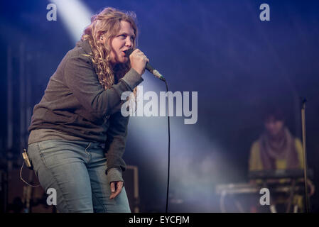 Sheffield, UK. 25. Juli 2015.  Kate Tempest führt live auf der Hauptbühne am Sheffield Straßenbahnlinien Festival 25.07.2015 Credit: Gary Mather/Alamy Live News Stockfoto