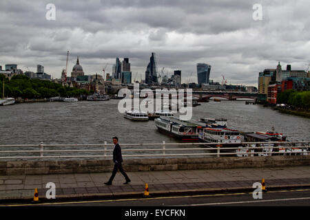 Wimbledon London, UK. 27. Juli 2015. Fußgänger und Pendler gehen auf Waterloo Bridge auf einen gemischten trüben Start in die Woche erwartungsgemäß mehr Regen vor einer Hitzewelle Credit: Amer Ghazzal/Alamy Live-Nachrichten Stockfoto