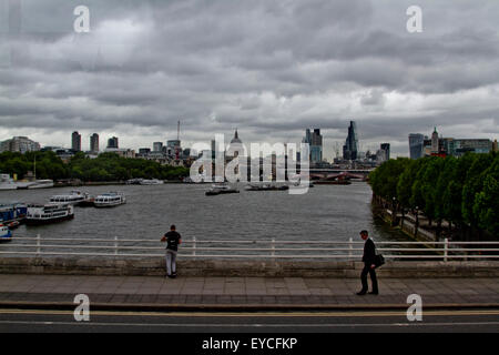 Wimbledon London, UK. 27. Juli 2015. Fußgänger und Pendler gehen auf Waterloo Bridge auf einen gemischten trüben Start in die Woche erwartungsgemäß mehr Regen vor einer Hitzewelle Credit: Amer Ghazzal/Alamy Live-Nachrichten Stockfoto