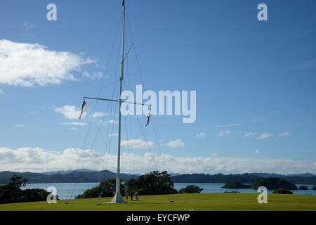 Vertrag von Waitangi unterzeichnet in der Bay of Islands in Neuseeland. Der Flaggenmast markiert die Stelle, wo der Vertrag von Waitangi Fi war Stockfoto