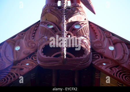 Vertrag von Waitangi unterzeichnet in der Bay of Islands in Neuseeland. Toi Whakairo (Kunst schnitzen) oder nur Whakairo ist eine Tradition der Māori Stockfoto