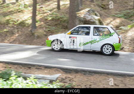 Canencia, Spanien. 25. Juli 2015. Madrid-Rallye-Meisterschaft. Auto - Citroen AX-Heriberto Rodriguez, während der Aufstieg zum Berg Pass von Canencia am 25. Juli 2015. Heriberto Rodriguez belegte den 32. Rang. Stockfoto