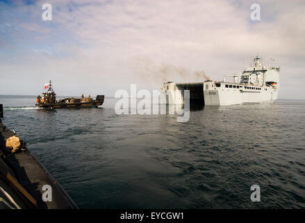 Ein Royal Marines Landungsschiff (LCVP) nähert sich dem Dock von RFA Mounts Bay Stockfoto