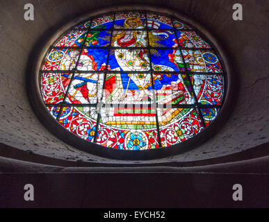 Kreisförmiges Buntglasfenster in Trommel der Kuppel der Kathedrale von Florenz. Italien. Florenz, Italien. Stockfoto