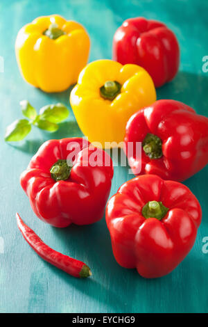 gesundes Gemüse rote gelbe Paprika auf Türkis Hintergrund Stockfoto