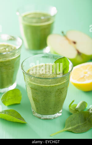 gesunder grüner Smoothie mit Spinat lässt Apfel Zitrone Stockfoto