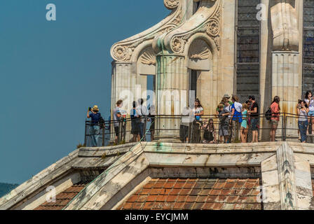 Touristen auf der Laterne Terrasse der Kuppel der Kathedrale von Florenz. Florenz, Italien. Stockfoto