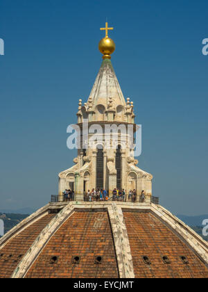 Touristen auf der Terrasse über der Kuppel der Kathedrale von Florenz. Italien Stockfoto