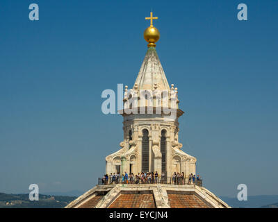 Touristen auf der Terrasse über der Kuppel der Kathedrale von Florenz. Florenz. Italien Stockfoto