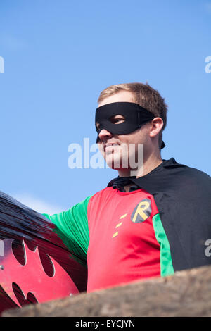 Swanage Karnevalszug Thema Superhelden - Robin von Robin und Batman Stockfoto