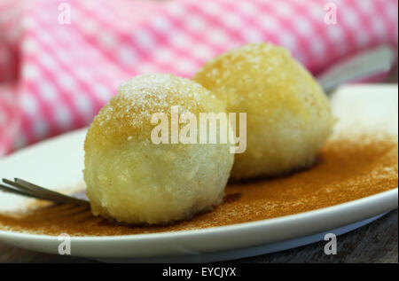 Süße Knödel bestreut mit Zucker und Zimt, Nahaufnahme Stockfoto