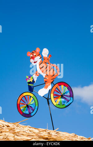 Tigger Tiger Reiten Fahrrad Winddekoration weht im Wind auf der Spitze der Stand in Bournemouth, Dorset UK im Juli Stockfoto