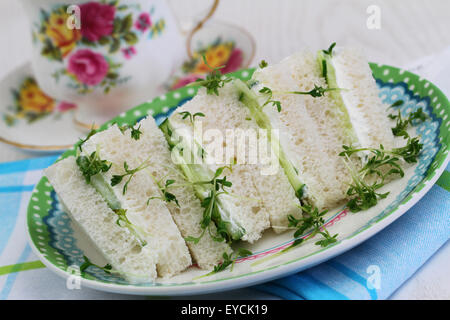 Frischkäse und Gurken-Sandwiches und Tee in Vintage Tasse Stockfoto