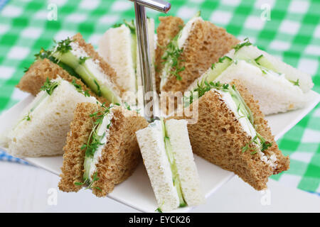 Weißer und brauner Frischkäse und Gurken-sandwiches Stockfoto