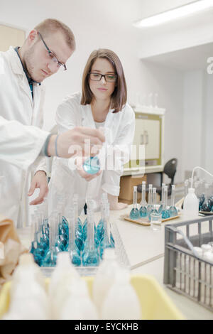 Wissenschaftler experimentieren im Labor Stockfoto