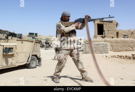 Faryab, Afghanistan. 27. Juli 2015. Ein afghanischer Soldat soll seine Maschinenpistole während einer Operation gegen Taliban in Almar Bezirk Faryab Provinz, Nord-Afghanistan, 27. Juli 2015. © Azorda/Xinhua/Alamy Live-Nachrichten Stockfoto