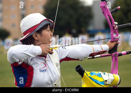 Kopenhagen, Dänemark, 27. Juli 2015. Japanischer Bogenschütze Yuki Hayashi zielt für ihr Shooting in der Qualifikationsrunde in recurve Bogen bei den Weltmeisterschaften Bogenschießen in Kopenhagen Credit: OJPHOTOS/Alamy Live News Stockfoto