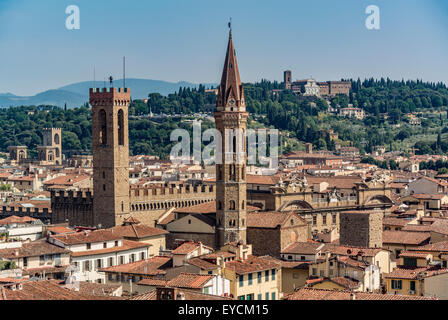 Das Nationalmuseum Bargello und Badia Glockenturm. Mit San Minatio al Monte im Hintergrund. Florenz, Italien. Stockfoto