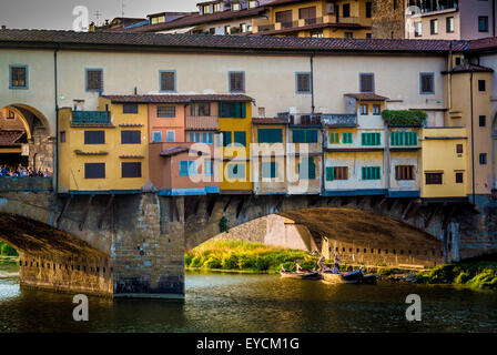 Rückansicht der Geschäfte entlang der Ponte Vecchio über den Fluss Arno. Florenz, Italien. Stockfoto