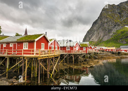 Typische rote Fischerhütten genannt Fischerorten in Stadt der Reine auf den Lofoten Inseln, Norwegen Stockfoto