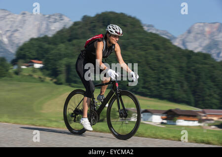 Deutschland, Marktschellenberg, sportliche Frau Reiten Fahrrad Stockfoto
