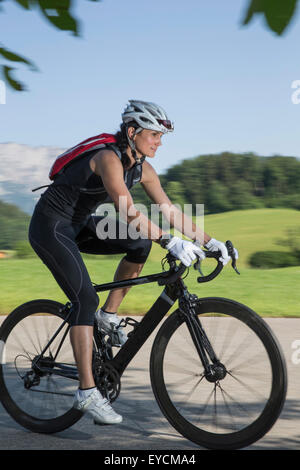Deutschland, Marktschellenberg, sportliche Frau Reiten Fahrrad Stockfoto
