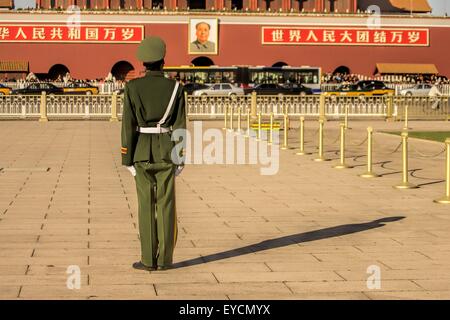 Ein Soldat steht Uhr vor der verbotenen Stadt in Platz des himmlischen Friedens in Peking, China. Stockfoto