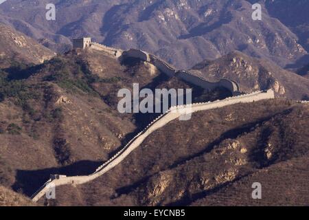 Eine gewundene Abschnitt der chinesischen Mauer bei Badaling schlängelt seinen Weg über die Berge. Stockfoto