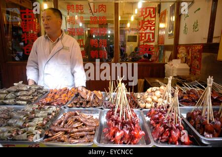 Eine Straße Verkäufer in Zhujiajiao außerhalb von Shanghai Stockfoto