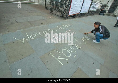 London, UK. 27. Juli 2015. Demonstranten Banner zu entfalten und schreiben Graffiti außerhalb der Royal Courts of Justice in London gegen die wahrgenommene Cover Ups auf Kindesmissbrauch Credit: Amer Ghazzal/Alamy Live-Nachrichten Stockfoto