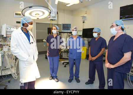 Herz-Thorax-Chirurgen im OP-Saal am Papworth Hospital NHS Foundation Trust, Cambridge, England, UK Stockfoto