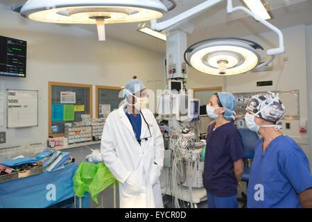 Herz-Thorax-Chirurgen im OP-Saal am Papworth Hospital NHS Foundation Trust, Cambridge, England, UK Stockfoto