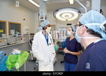 Herz-Thorax-Chirurgen im OP-Saal am Papworth Hospital NHS Foundation Trust, Cambridge, England, UK Stockfoto