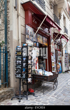 Kunst und Souvenir Postkarte shop Exterieur in das historische Viertel Montmartre, Paris Stockfoto