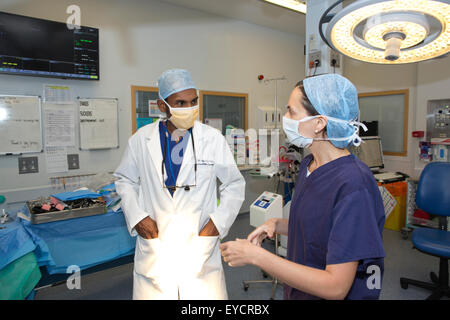 Herz-Thorax-Chirurgen im OP-Saal am Papworth Hospital NHS Foundation Trust, Cambridge, England, UK Stockfoto