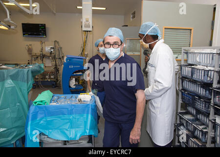 Herz-Thorax-Chirurgen im OP-Saal am Papworth Hospital NHS Foundation Trust, Cambridge, England, UK Stockfoto