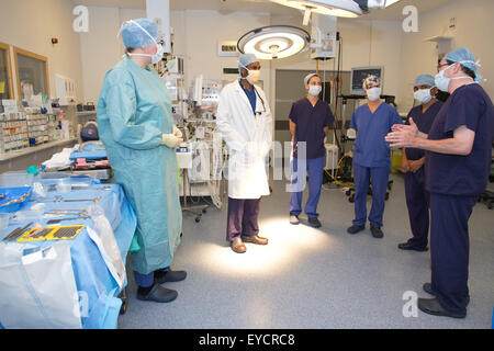 Herz-Thorax-Chirurgen im OP-Saal am Papworth Hospital NHS Foundation Trust, Cambridge, England, UK Stockfoto