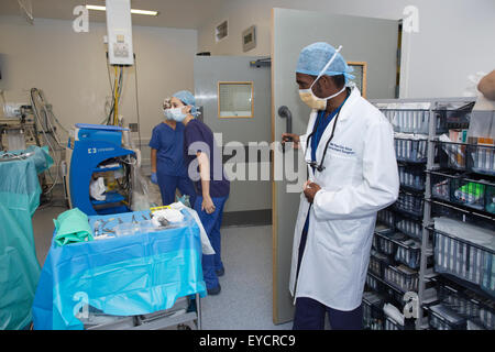 Herz-Thorax-Chirurgen im OP-Saal am Papworth Hospital NHS Foundation Trust, Cambridge, England, UK Stockfoto