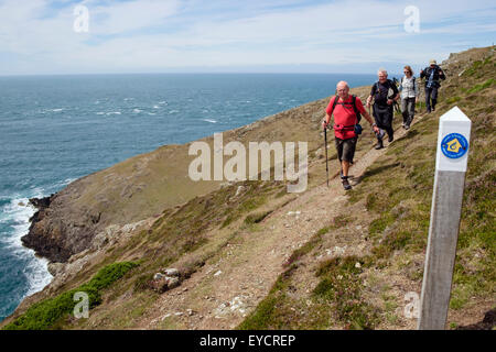 Wanderweg-Zeichen und Wanderer zu Fuß auf steile Engstelle des Wales Küstenweg von Mynydd Mawr Lleyn Halbinsel / Pen Llyn. Gwynedd Wales UK Stockfoto