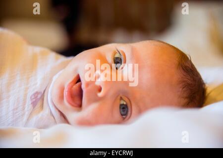 Babymädchen Blick in die Kamera Stockfoto