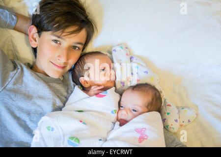 Big Brother mit Babyschwester und Bruder Stockfoto