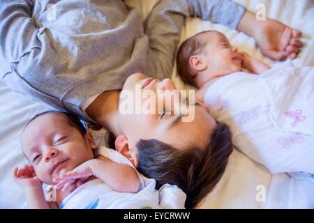 Big Brother mit Babyschwester und Bruder Stockfoto