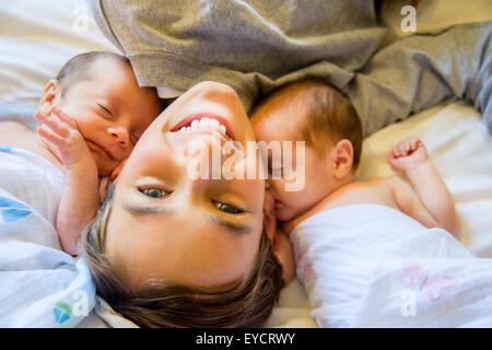 Big Brother mit Babyschwester und Bruder Stockfoto