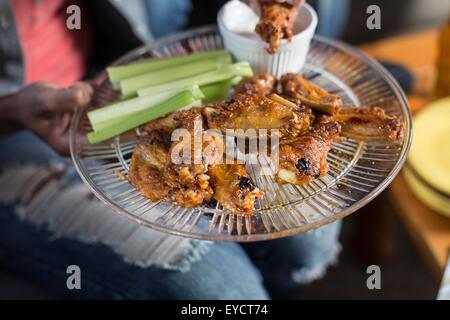 Nahaufnahme von Frau mit Teller mit Essen zum mitnehmen auf dem Schoß beschnitten Stockfoto