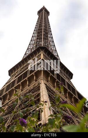 Eiffelturm, Paris, niedrigen Winkel Schuss das Wahrzeichen in Frankreich Stockfoto