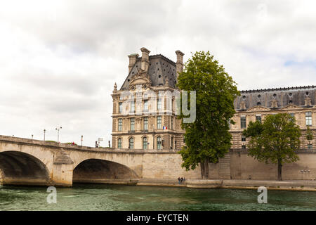 Blick auf den Louvre und die École du Louvre vom Seineufer mit Brücke Pont Royal in den Vordergrund, Paris Stockfoto