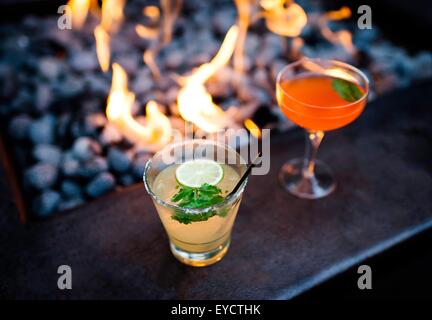 Zwei Cocktails Restaurant eröffnen das Feuer Stockfoto